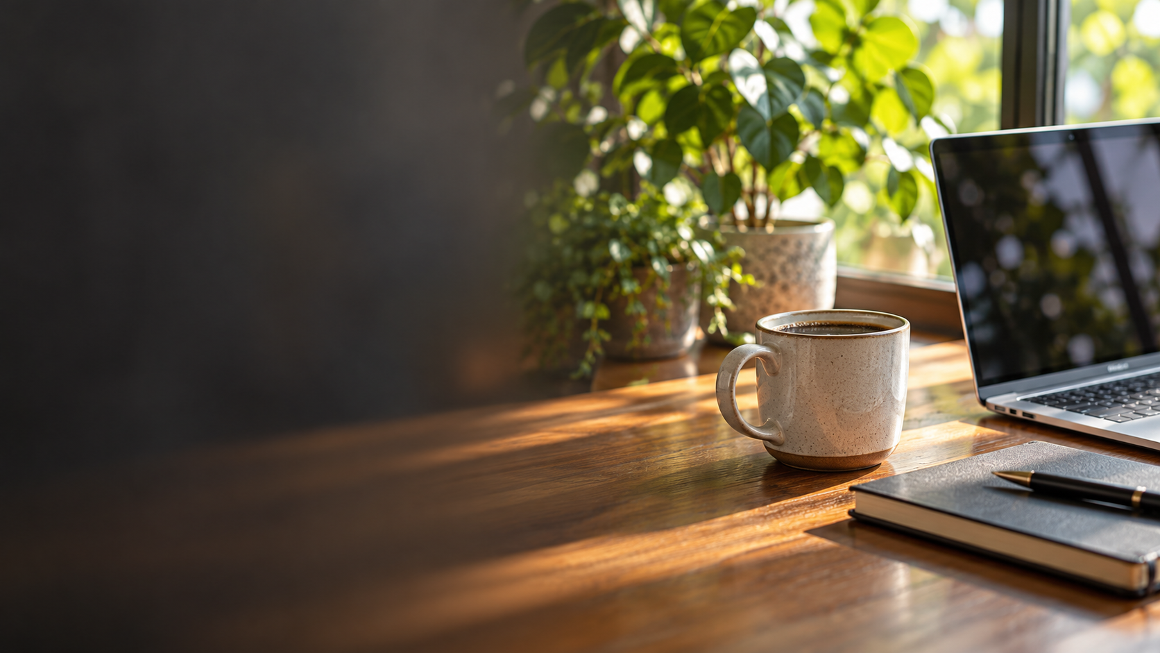 コーヒーとノートパソコンのある仕事場の制作イメージ